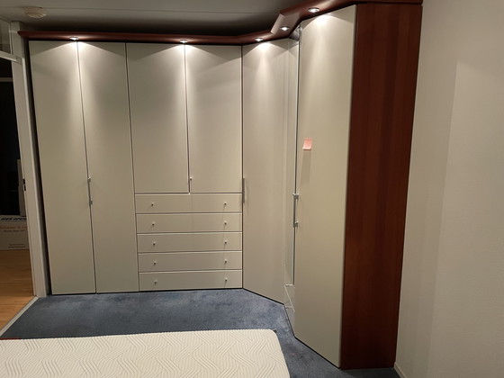 Image 1 of Hülsta Begehbarer Kleiderschrank mit Gesims und Beleuchtung