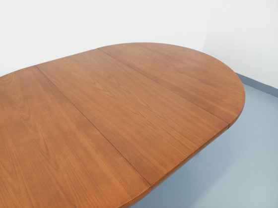 Image 1 of Table à manger ronde scandinave vintage en teck des années 60 avec rallonges