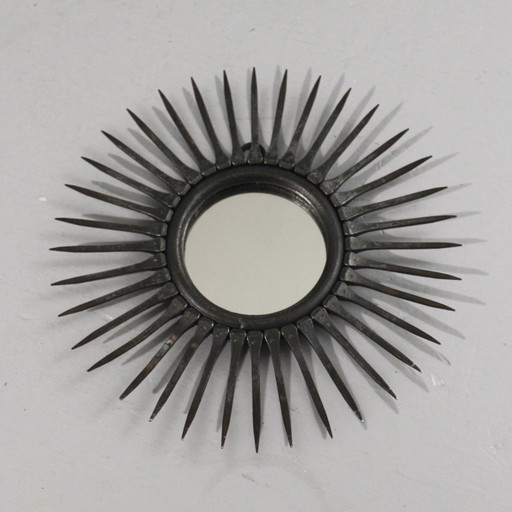 Brutalistische ijzeren spiegel uit circa 1950. Brutalistisch modernistisch ontwerp.