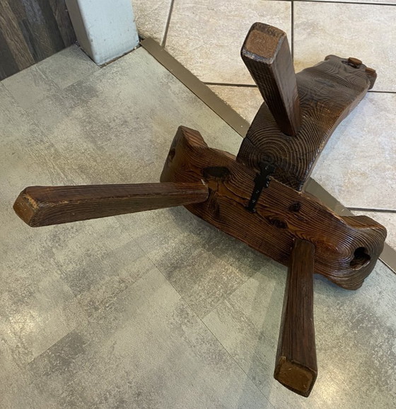 Image 1 of antieke brutalistische driepootstoel nr. 1, gesneden uit massief hout