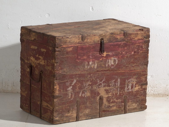 Baule cinese antico dipinto in legno di pino – Cina, circa 1920 – Armadi contenitori, Industrieel (photo 2 of 40)