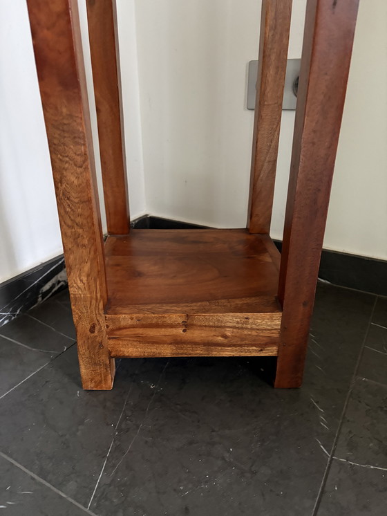 Image 1 of Mesa auxiliar alta/estante de columna de madera de teca antigua – Indonesia
