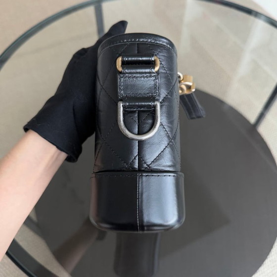 Image 1 of Sac hobo Chanel Gabrielle petit modèle - Cuir de veau matelassé noir, finitions dorées