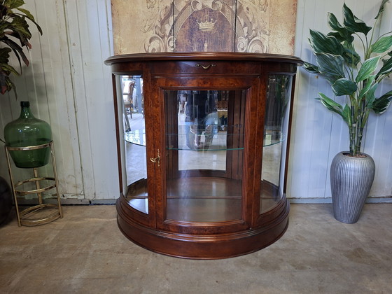 Image 1 of Grote klassieke italiaans halfronde lage vitrinekast, servieskast, whiskeybar wijncabinet afm. 119x51cm en 101cm hoog.