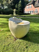 Sculptures assises d'Inez de Heer Kloots