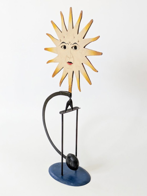 Scultura cinetica vintage a forma di volto di sole, in metallo dipinto a mano. – Sculture (photo 3 of 18)