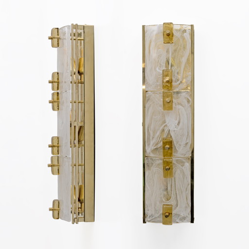 Paar moderne wandlampen van messing en melkwit Murano glas en amber glas