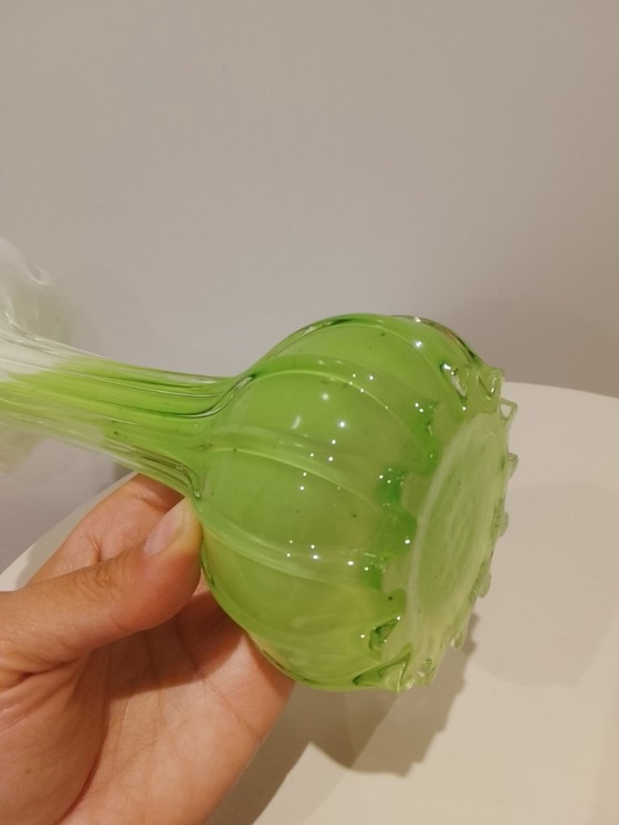Image 1 of `Vintage Uranium Glas Vaas - Licht Groen op met UV - ZONDER LAMP`  