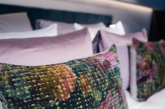 Image 1 of Letto Napoli con biancheria da letto – Comodini Moon Satellite – Tappeto Flush – Lampada da terra Tab