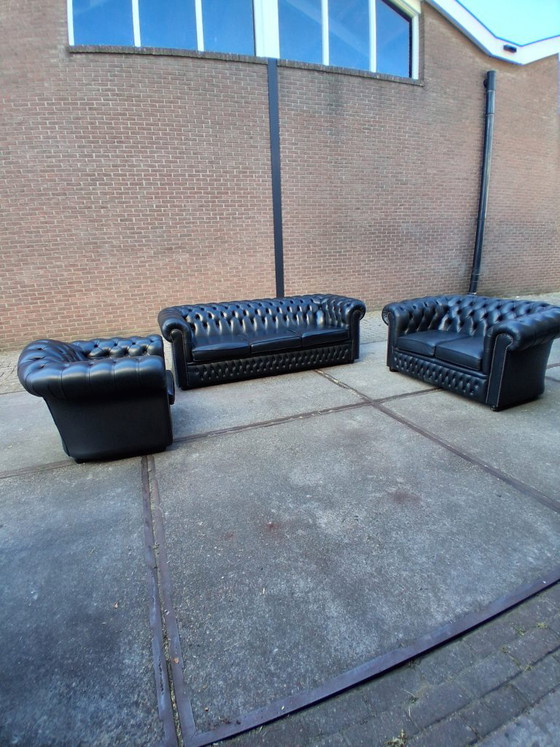 Conjunto de sofás Chesterfield de cuero negro 3+2+1, fabricado en Inglaterra. – Salvale Design (photo 6 of 12)