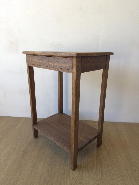 Image 1 of Oude eikenhouten bijzettafel uit de jaren 50.