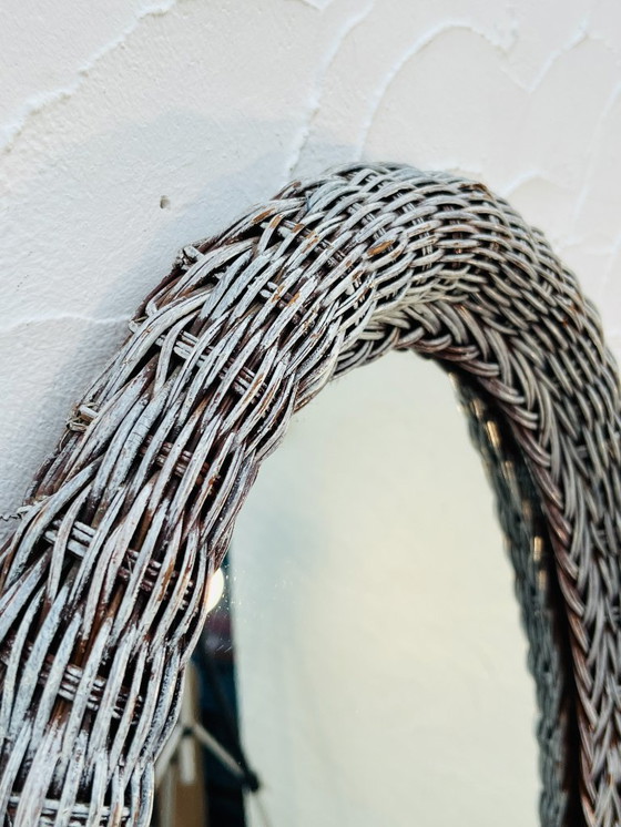 Image 1 of Vintage ovale spiegel van gevlochten riet uit de jaren 60.