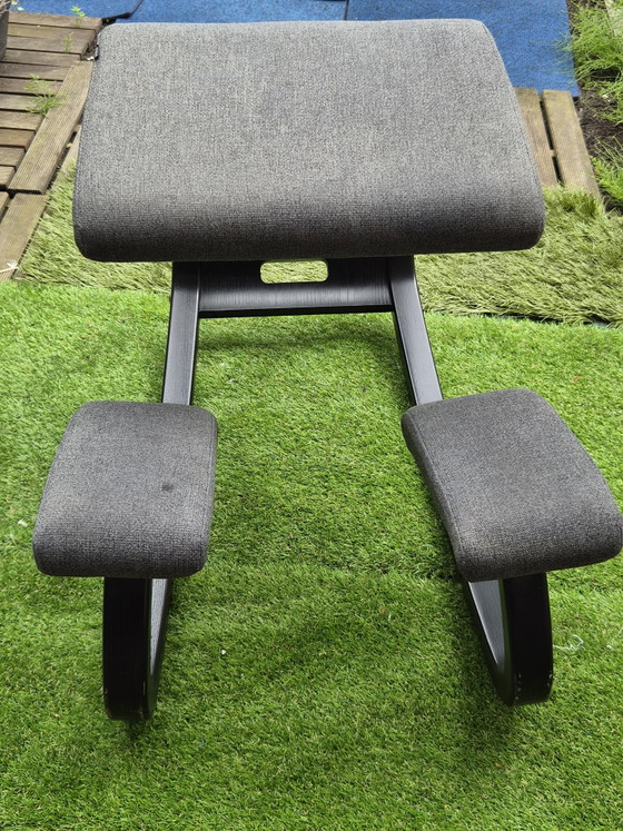 Image 1 of Chaise à genoux Varier, chaise ergonomique grise et noire