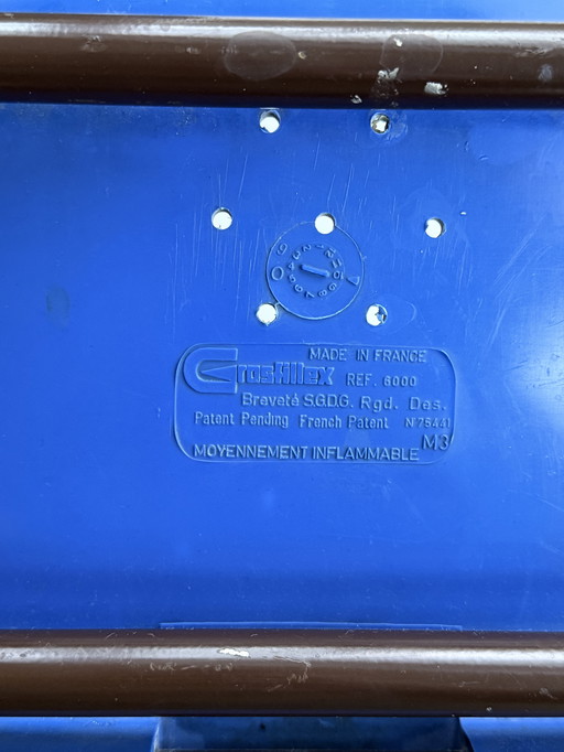 Een paar vintage blauwe Grosfillex schoolstoelen – gemaakt in Frankrijk – industriële stijl uit het midden van de 20e eeuw