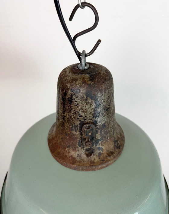 Image 1 of Industriële fabriekslamp van petroleum-email met gietijzeren bovenkant, jaren 60