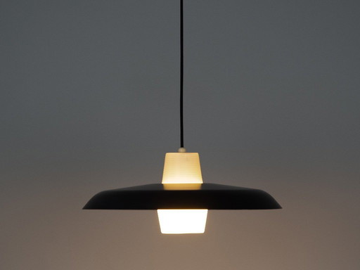Lampada a sospensione vintage danese di Bent Karlby, anni '60