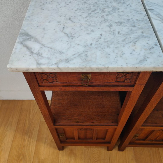 Image 1 of Ensemble de tables de chevet/comptoirs anciens avec plateau en marbre. Prix de l'ensemble