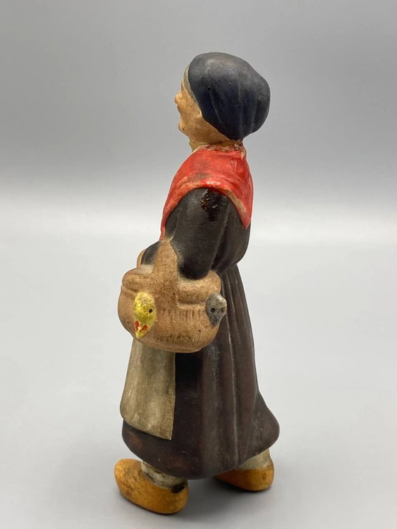 Vintage polychrome terracotta statuette depicting a peasant woman, French work, circa 1940 (photo 2 of 5)