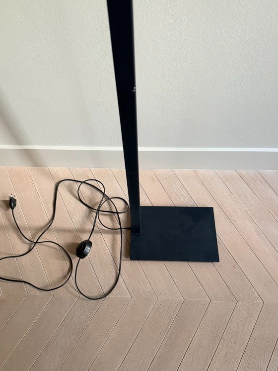 Image 1 of 1x, zwart metalen vloerlamp, met lichtgrijze kap