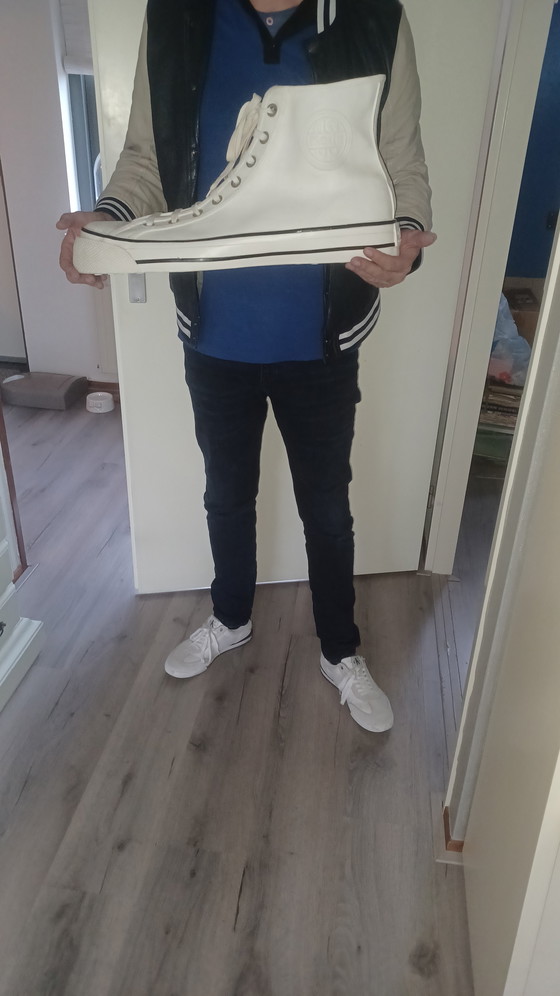 Image 1 of Decorazione promozionale per la vetrina delle sneakers alte USKeds in stile Pop Art.