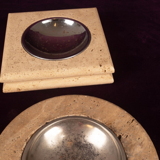 Pair of Italian Travertine Ashtrays / Vide-Poches, round and square 1970 – Table accessories, Metal (photo 16 of 20)