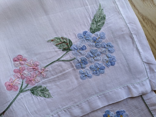 Set vintage rettangolare in voile di lino ricamato a mano e tovagliolo coordinato – Ortensie Blu