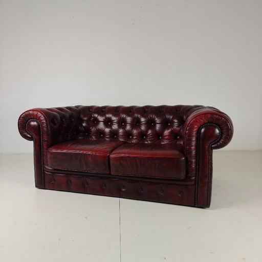 Red Chesterfield 2-seater sofa – Oxblood-coloured leather