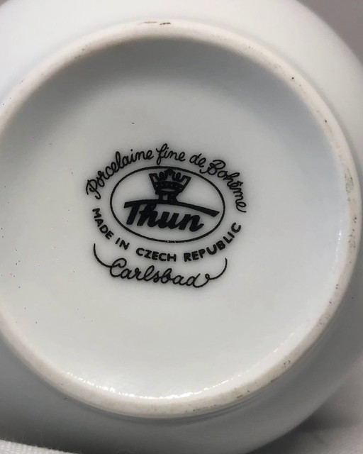 Juego moderno de tetera y lechera de porcelana Thun Carlsbad - Diseño en verde y hojas de oro