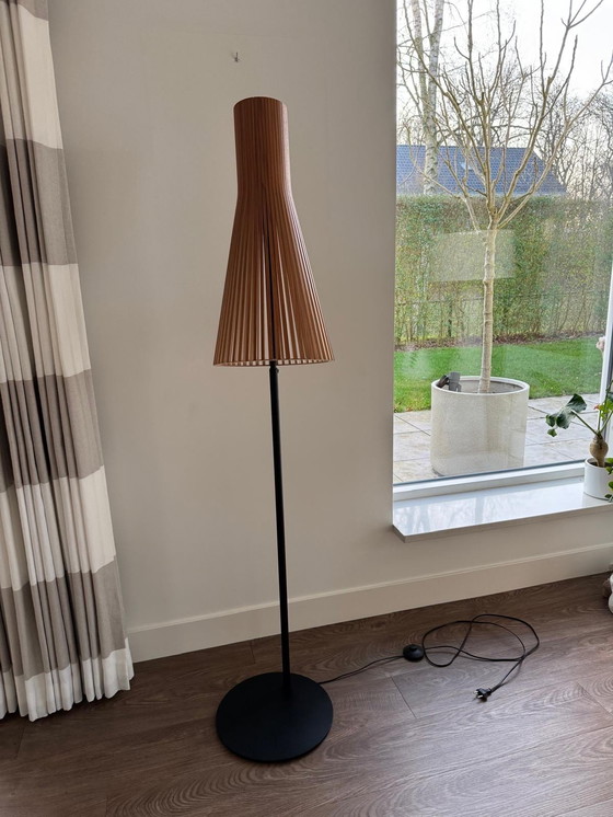 Image 1 of Lampada Secto Staande nera notenhout 