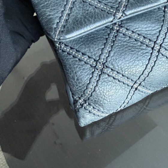 Image 1 of Chanel Seasonal Flap - Iriserende stiksels, gewatteerd leer, donkerblauw, goudkleurige hardware, serie 19
