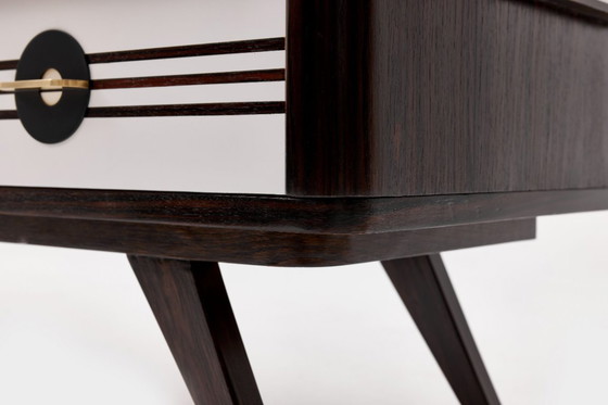 Image 1 of Vintage lage commode met afgeronde zijkanten en glazen blad, Denemarken, jaren 60.