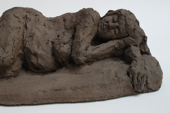 Image 1 of Yolande Ide (1931) - Scultura, Donna nuda sdraiata - 39 cm - Terracotta