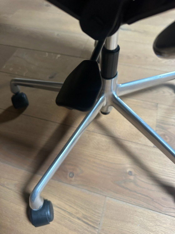 Vitra Vitra Eames soft pad bruin lederen stoel (model EA 217), Bureaustoelen, Aluminium, Leer (foto 5 van 6)