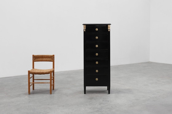 Image 1 of Commode laquée noire de style Louis XV, XXe siècle, avec ferrures en laiton, France