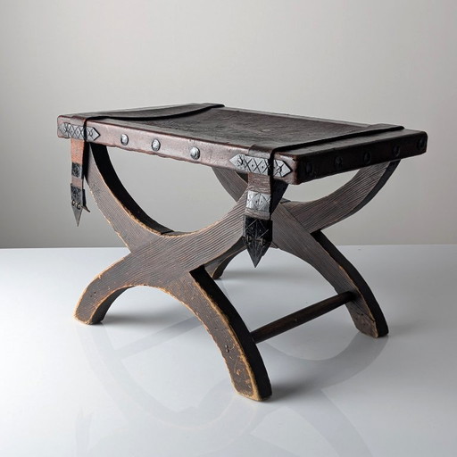 Sgabello curule coloniale spagnolo in pelle e ferro battuto, Messico, anni '40