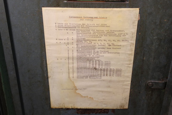 Image 1 of Armoire métallique industrielle antique • Armoire d'atelier vintage verte patinée • Style loft et usine