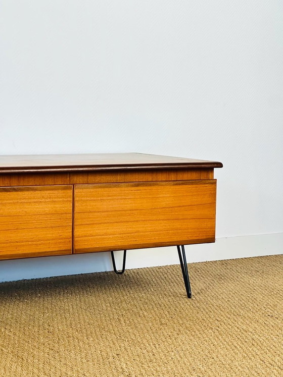 Image 1 of Aparador bajo escandinavo de teca con patas de horquilla, 1960.