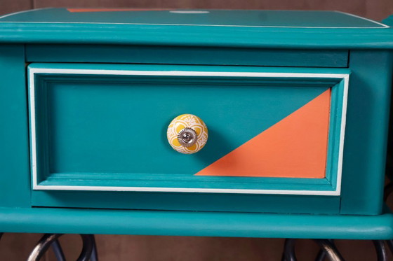 Image 1 of Memphis Twins – comodini postmoderni nei colori verde acqua e arancione toscano.