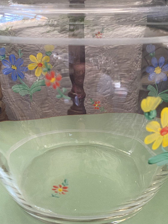 Image 1 of Vaso sferico con fiori sparsi, stile vintage retrò, dipinto a mano.