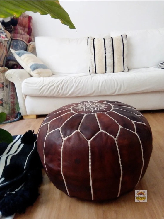 Image 1 of Puf marroquí de cuero auténtico hecho a mano. Envío gratuito.