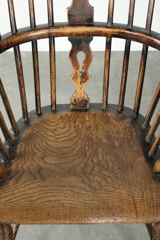 Image 1 of Elegante silla Windsor inglesa antigua de respaldo alto de principios del siglo XIX.