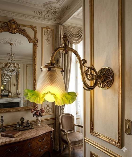 Image 1 of Wandleuchte im Stil Louis XVI. – Um 1930 – Ziselierte Bronze und Glaskugel aus Opalglas