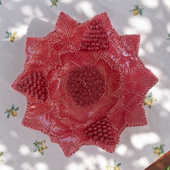 Image 1 of Grote schaal van glad aardewerk met een ontwerp van frambozenbladeren.
