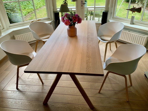 4x sur une chaise eetkamerstoelen van Hay
