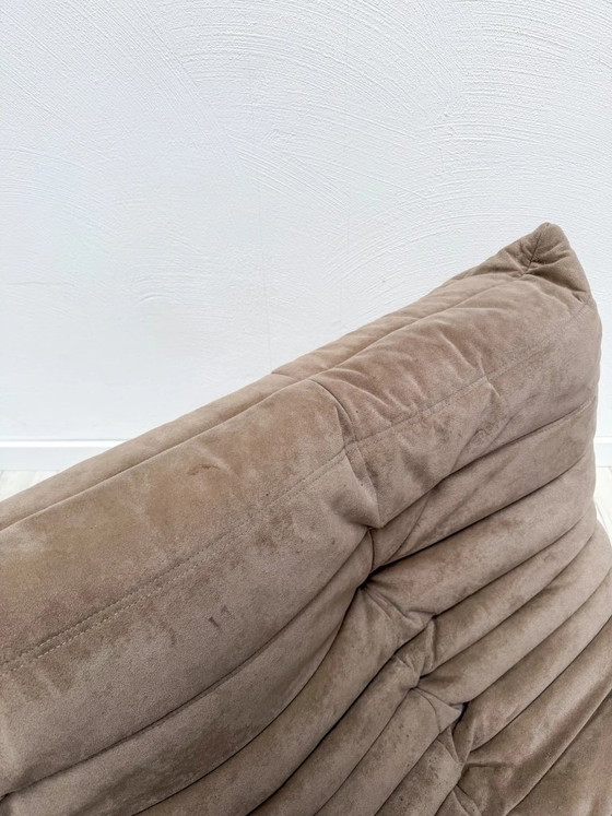 Image 1 of Originales Ligne Roset Togo 2-Sitzer-Sofa von Michel Ducaroy, taupefarbener Alcantara, 1995