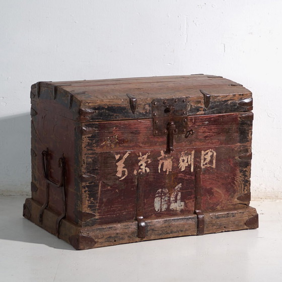 Baule antico rinforzato in ferro in legno di pino – Cina, circa 1900 – Armadi contenitori, Iron, Rustic (photo 4 of 40)