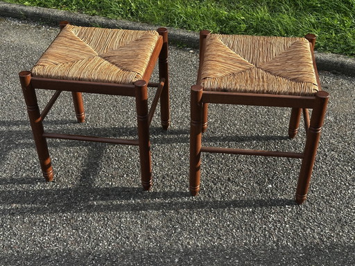 Paar 50er Hocker aus Holz mit Strohsitz