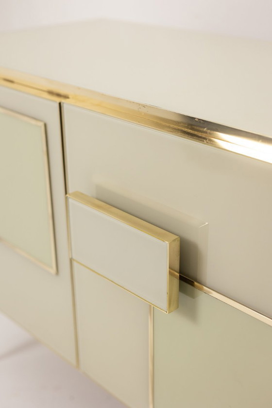 Image 1 of Credenza in vetro opalino color crema e bronzo dorato. Stile contemporaneo.