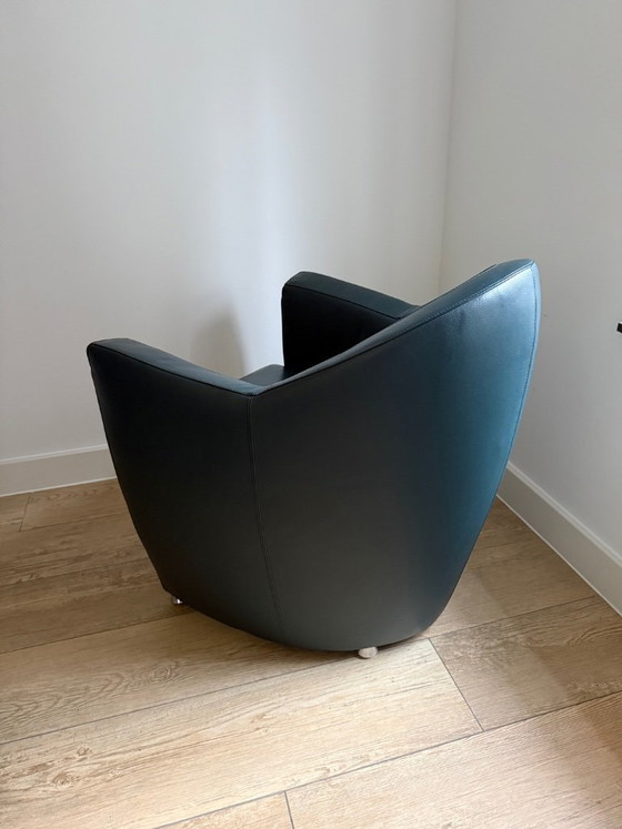 Image 1 of Sillón Leolux Carabita con otomana, tapizado en piel verde oscuro.
