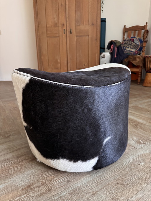 Unieke en mooie draaibare poef bekleed met een prachtig patroon echte koeienhuid. Ontworpen door Niels Gammelgaard voor Ikea en 